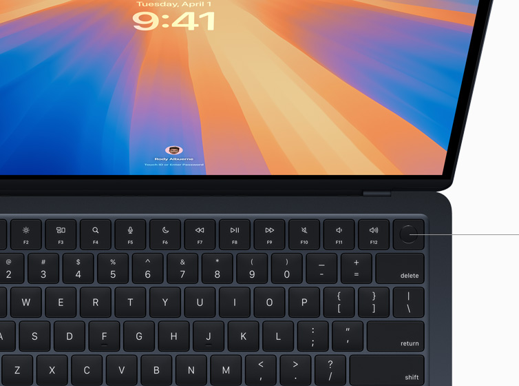 MacBook Air, показващ потребител, който нарежда плащане за направена онлайн покупка, използвайки Touch ID