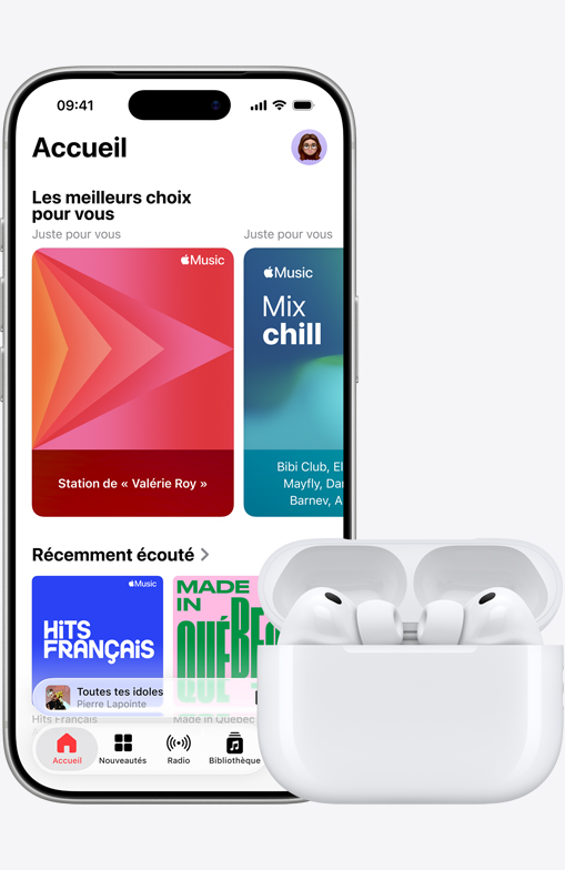 iPhone 17 Pro, face avant, app Apple Music ouverte à la page d’accueil, à côté d’AirPods Pro 3 dans un étui MagSafe ouvert