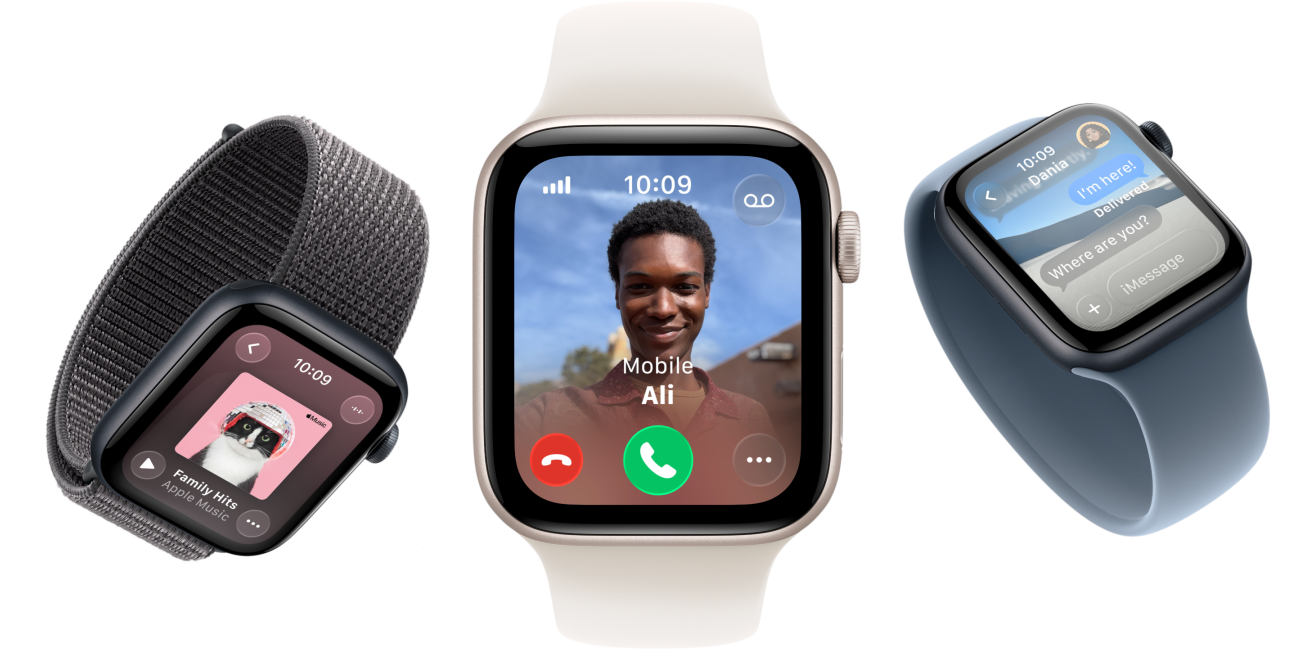 Zařízení Apple Watch SE 3, hliníková pouzdra, hvězdně bílá a inkoustově modrá barva, pletený navlékací řemínek, kurkumová barva, navlékací řemínek, neonově žlutá barva, provlékací sportovní řemínek, bazaltově černá barva, na displejích: Apple Pay, Ovládací centrum, Apple Music