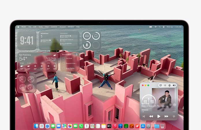 Obrazovka MacBooku Neo, na přizpůsobené ploše je tapeta se střešní terasou domu na pobřeží a widgety aplikací jako Hudba, Kalendář, Počasí a Připomínky