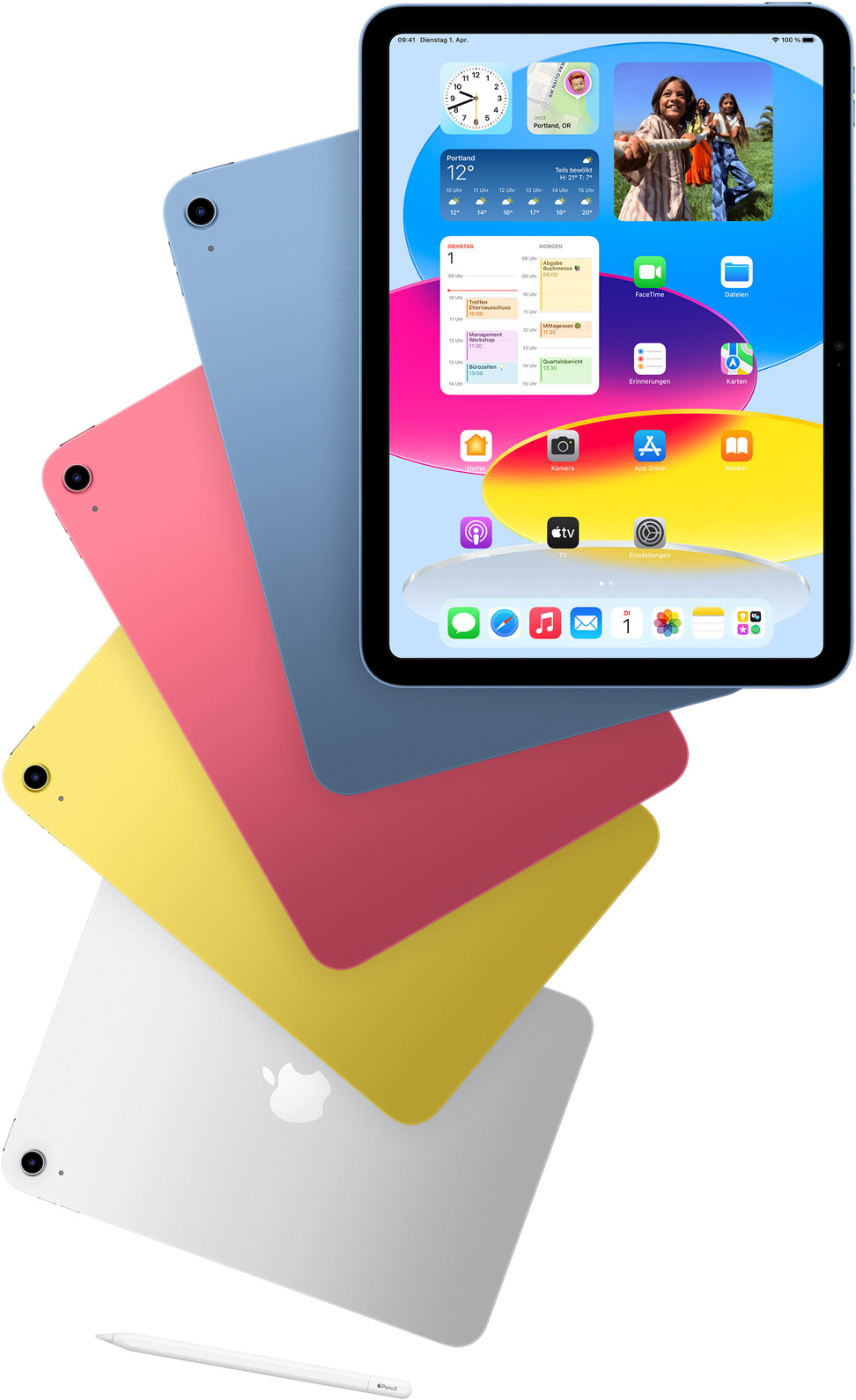 Vorderansicht des iPad mit dem Homescreen und Rückansichten von iPad Modellen in Blau, Pink, Gelb und Silber. Ein Apple Pencil liegt neben den angeordneten iPad Modellen.