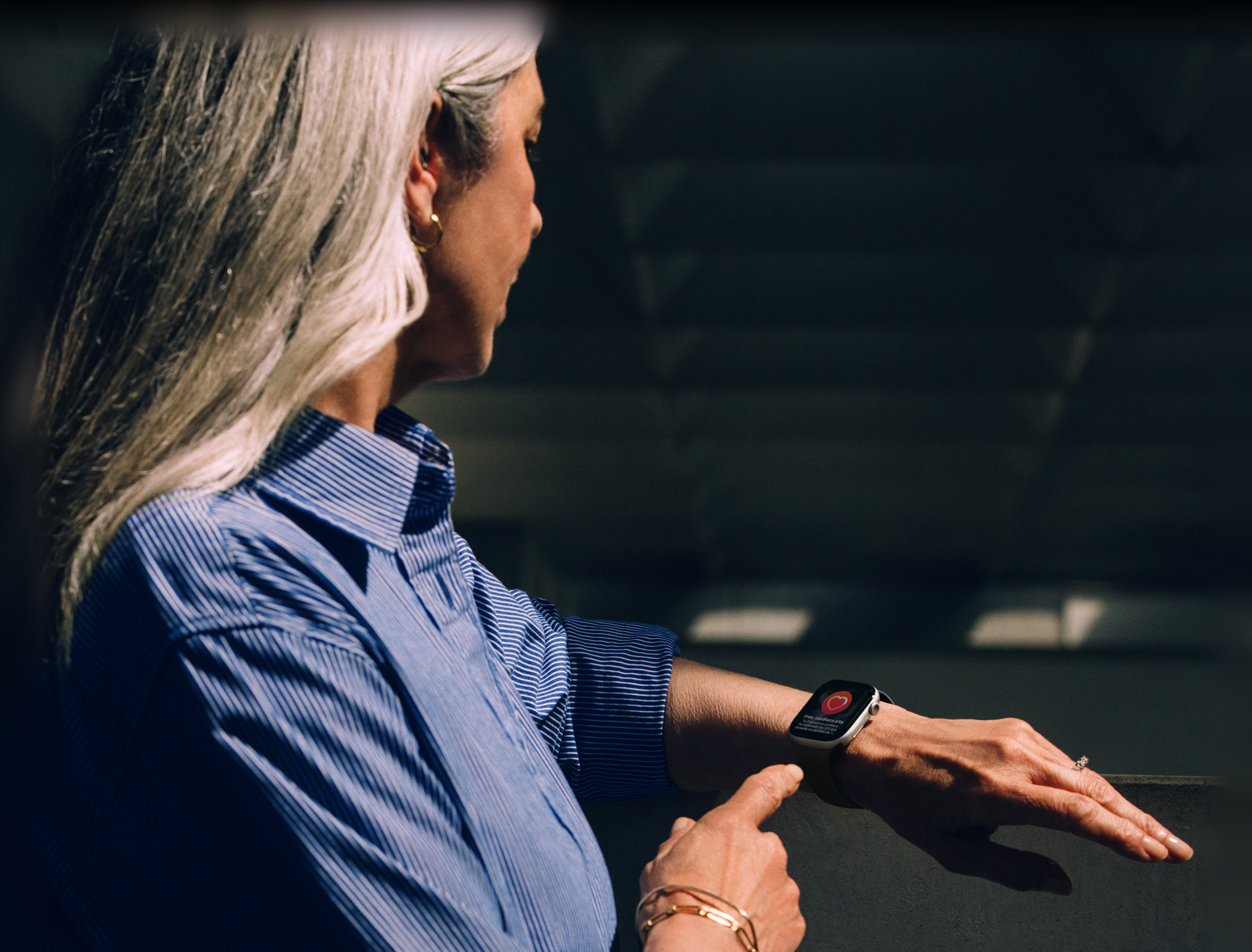 Una persona lee una notificación de posible hipertensión en un Apple Watch Series 11