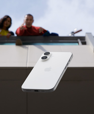 Un iPad Air color argento dimenticato nella tasca posteriore di un sedile