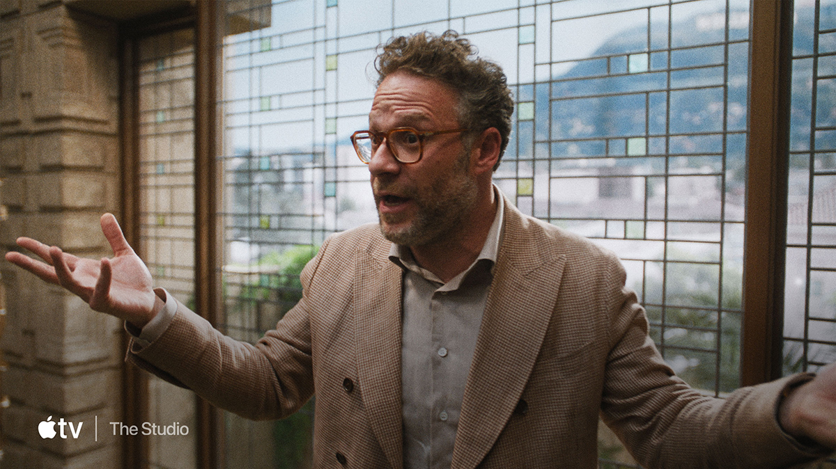 Az Apple Apple TV-n elérhető szolgáltatásait bemutató videó egy síkképernyős tévé képernyőjén