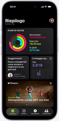 App Apple Fitness+ su iPhone che mostra il pannello Riepilogo, con gli anelli Attività, i Suggerimenti del team di trainer e gli allenamenti consigliati da Apple Fitness Plus