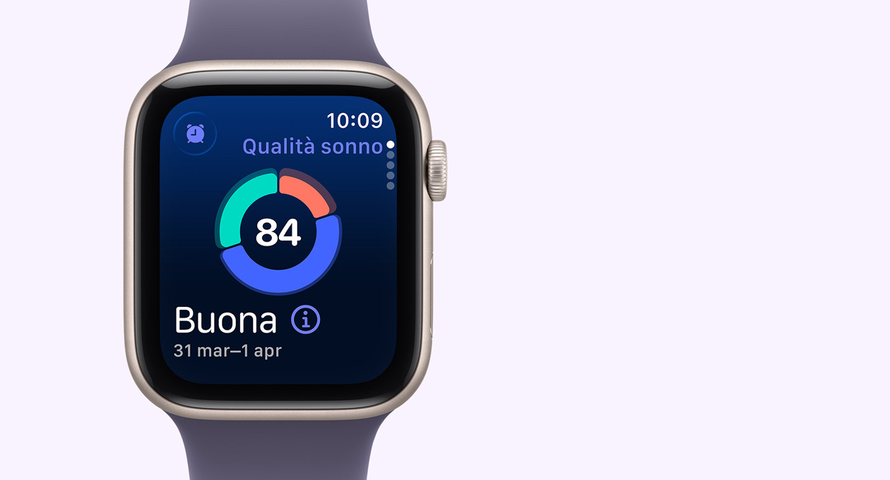 Apple Watch SE 3, cassa in alluminio color galassia, schermata con grafico ad anello e punteggio di “Qualità del sonno”, lato destro, Digital Crown, cinturino Sport viola nebbia