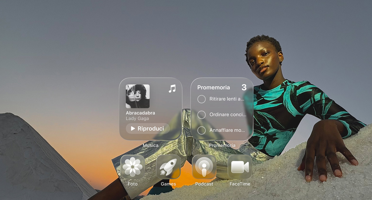 Il display Liquid Glass con icone trasparenti di app come Apple Music, Promemoria, Foto, Giochi, Podcast e FaceTime, che lasciano intravedere lo sfondo