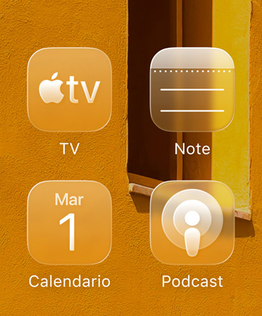 Una griglia di quattro icone di app traslucide: Apple TV, Note, Calendario e Podcast che lasciano intravedere lo sfondo