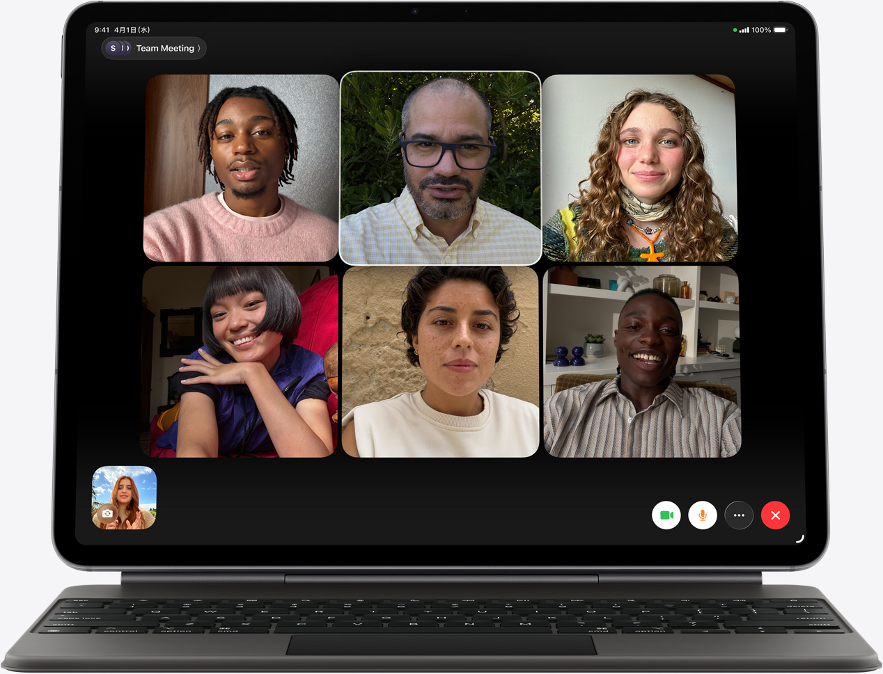 ブラックのMagic Keyboardを装着したiPad Airの前面の外観。FaceTime通話の画面に複数の参加者が表示されている