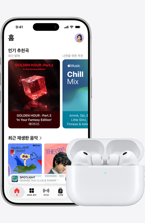 Apple Music 앱의 홈 화면이 열려 있는 iPhone 17 Pro의 앞면. 그 옆에는 열려 있는 MagSafe 충전 케이스 안에 AirPods Pro 3가 있습니다.
