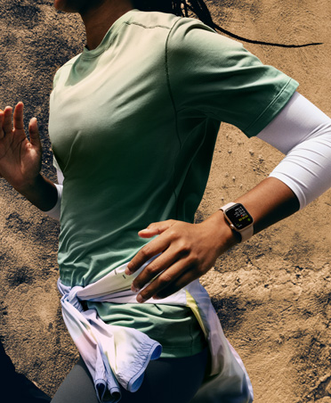 Workout Buddy envía un mensaje a una persona que registra su entrenamiento con el Apple Watch SE 3 mientras corre