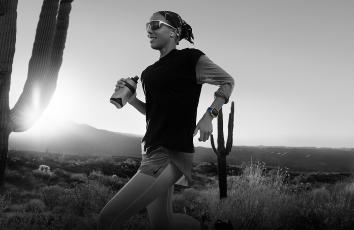 Una persona usa el Apple Watch Ultra 3 mientras corre en una pista en el desierto