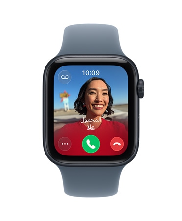 Apple&nbsp;Watch&nbsp;SE&nbsp;3 بإطار من الألومنيوم ولون سماء الليل، ومكالمة واردة، وصورة جهة الاتصال، وزر قبول المكالمة، وزر رفض المكالمة، والجزء الخارجي الأيمن يُظهِر التاج الرقمي، وحزام رياضي بلون ليلكي ضبابي
