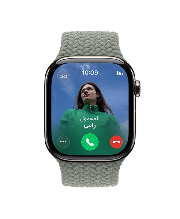Apple Watch Series 11، لون طبيعي، إطار تيتانيوم، اتصال وارد، صورة جهة الاتصال، زرّي قبول المكالمة ورفضها، الجزء الخارجي الأيمن، التاج الرقمي‏، الحزام، حزام Loop أحادي مَجدول بلون رمادي مخضر