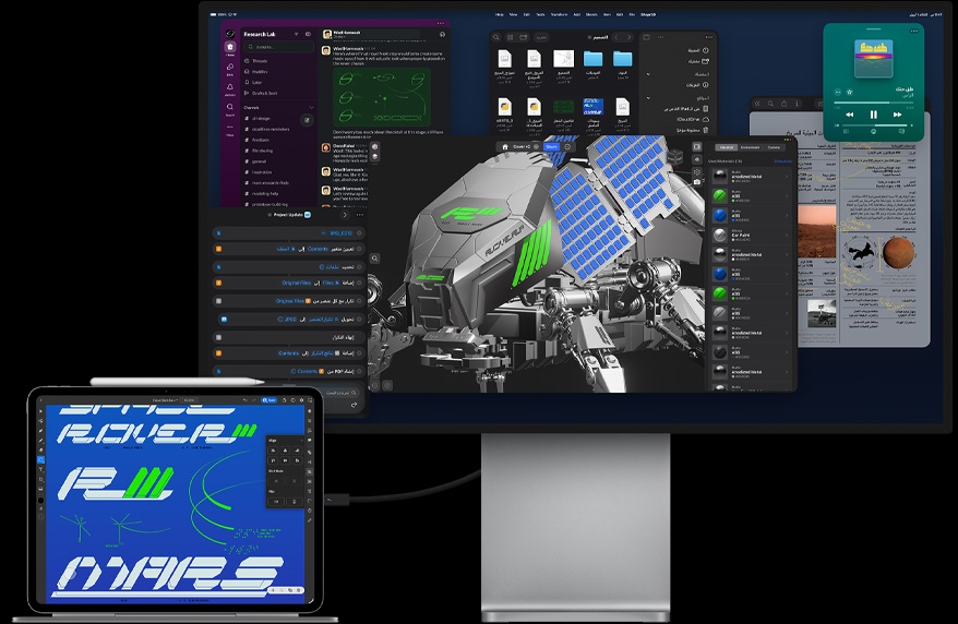 جهاز iPad&nbsp;Pro متصل بلوحة مفاتيح ماجيك، الجزء الأمامي الخارجي، الكل متصل بشاشة Studio&nbsp;Display خارجية لجهاز Mac، وشاشة iPad&nbsp;Pro تعرض تطبيق تصميم رسومات غرافيك بألوان ونصوص زاهية، وشاشة Studio&nbsp;Display تعرض تطبيقات متنوعة ونموذجاً ثلاثي الأبعاد