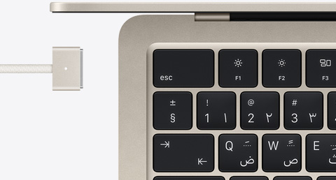 جهاز MacBook Air بلون ضوء النجوم مع كابل MagSafe يتطابق لونه مع لون الجهاز
