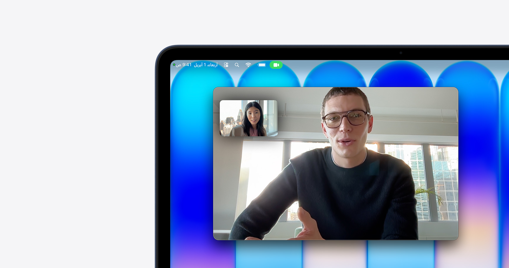 لقطة تقترب من جهاز MacBook Neo، لون أصفر سيتروس، لتركز على الكاميرا فوق الشاشة، يُستبدل عرض مسلسل Pluribus على الشاشة بمكالمة فيديو فيس تايم