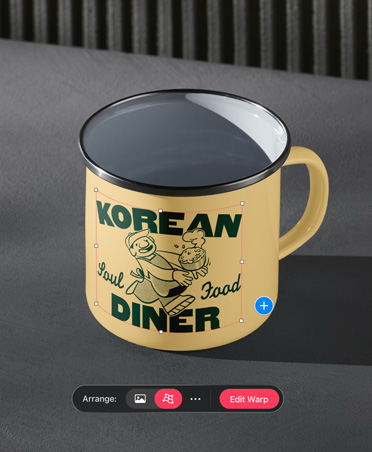 صورة كوب تخييم معدني بلون أصفر عليها شعار Korean Diner بلون أخضر، وتظهر أيضاً نافذة أداة warp مفتوحة في أسفل الصورة