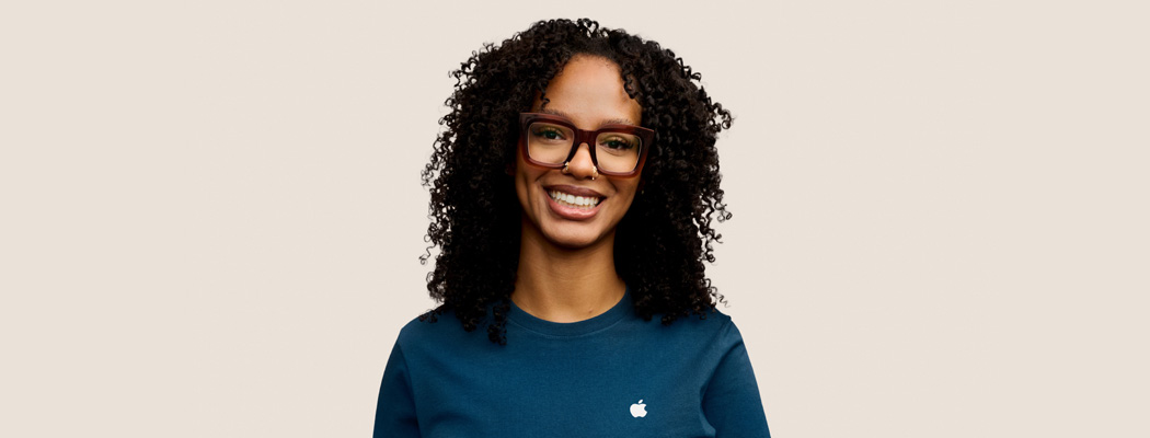 Smiling Apple Specialist with an approachable demeanor
