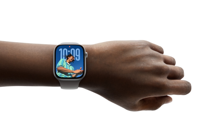 O persoană poartă Apple Watch Series 11 cu cadranul Poze