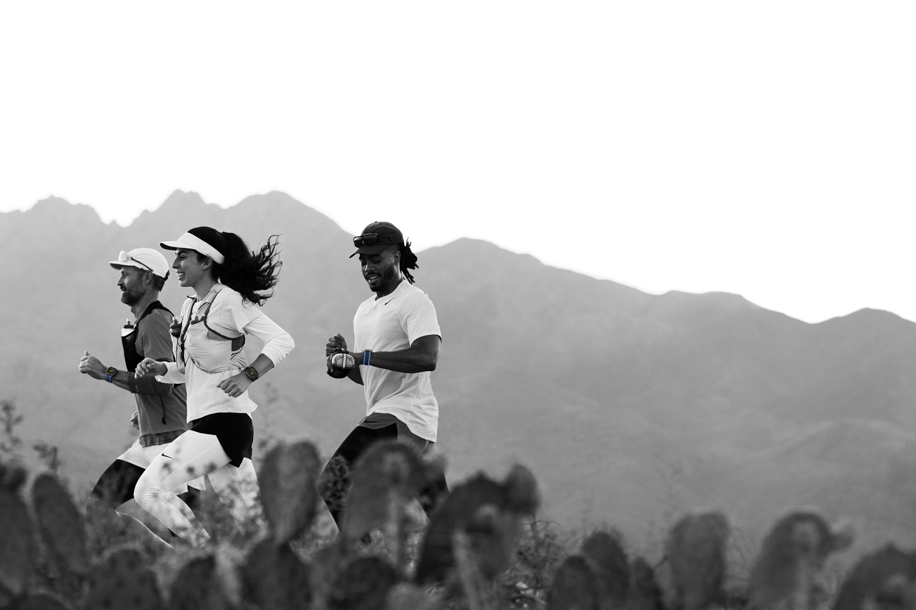 Alergători pe un traseu în deșert își urmăresc antrenamentele pe Apple Watch Ultra 3