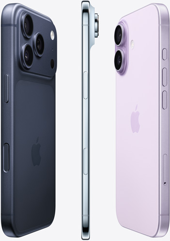 ด้านกล้องของ iPhone 16e สีขาว, iPhone 16 สีน้ำเงินอัลตร้ามารีน และ iPhone 16 Pro ไทเทเนียมทะเลทรายจัดวางแบบซ้อนชั้น และหน้าจอล็อคของ iPhone 16 Pro ไทเทเนียมทะเลทราย