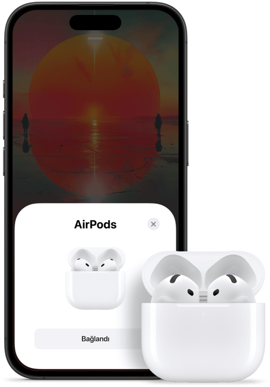İçinde AirPods 4 olan açık şarj kutusu ile yanında bulunan ve AirPods 4’ün bağlandığını gösteren iPhone. 