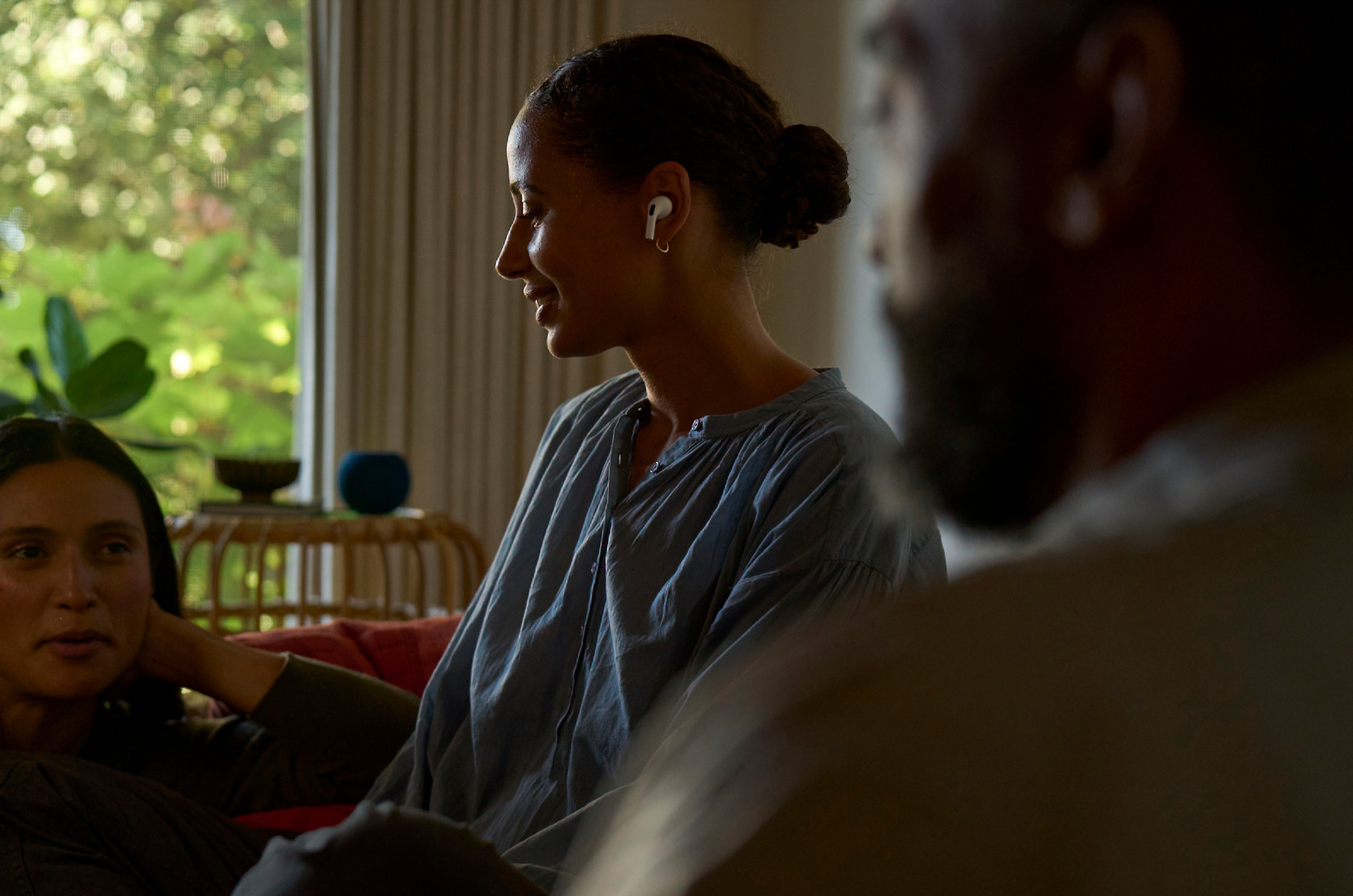 Foto tampak samping seorang wanita yang mengenakan AirPods&nbsp;Pro&nbsp;2 di telinga kiri dan menggunakan fitur Kesehatan Pendengaran