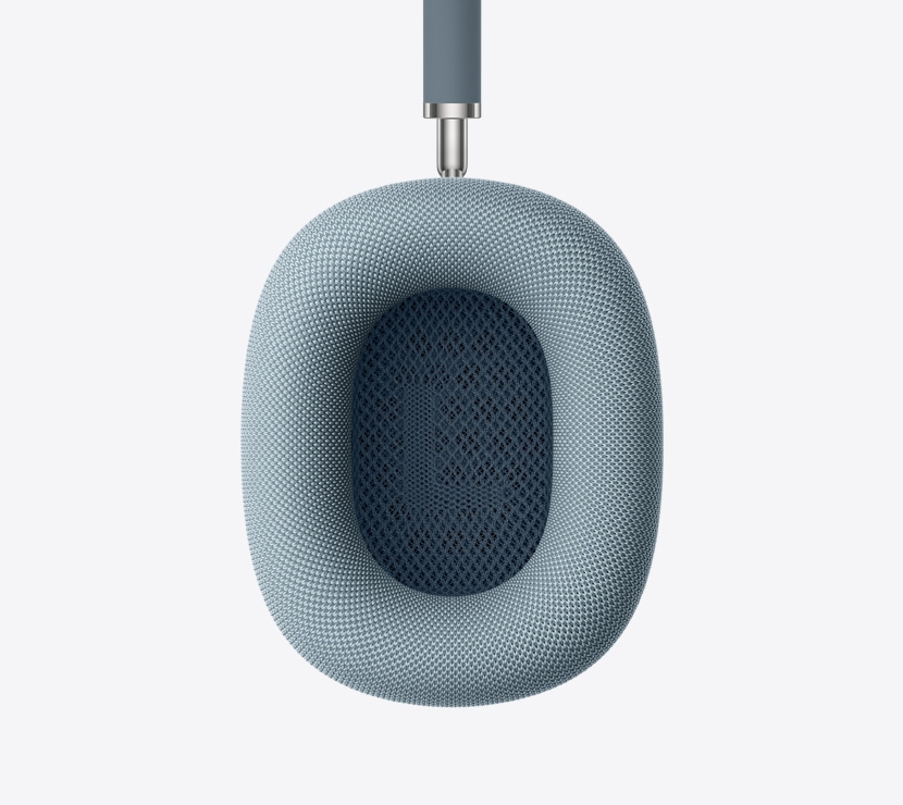 Detailný záber na náušník AirPods Max.