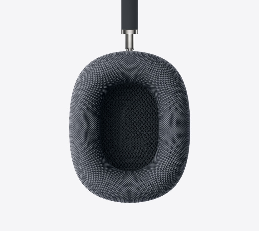 Detailný záber na náušník AirPods Max.