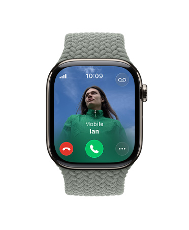 Apple Watch Series 11, prirodna boja, kućište od titanija, dolazni poziv, fotografija kontakta, gumbi za prihvaćanje i odbijanje poziva, vanjski desni dio, Digital Crown, remen, pletena zelenkasto siva narukvica Solo