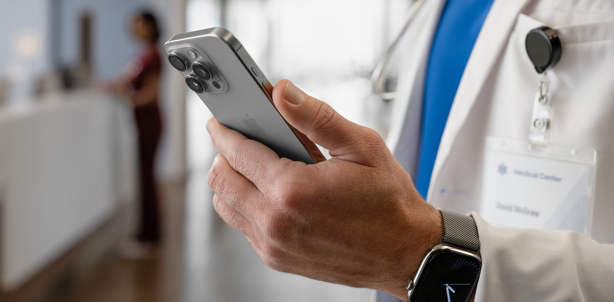 As mãos de um médico seguram um iPhone.