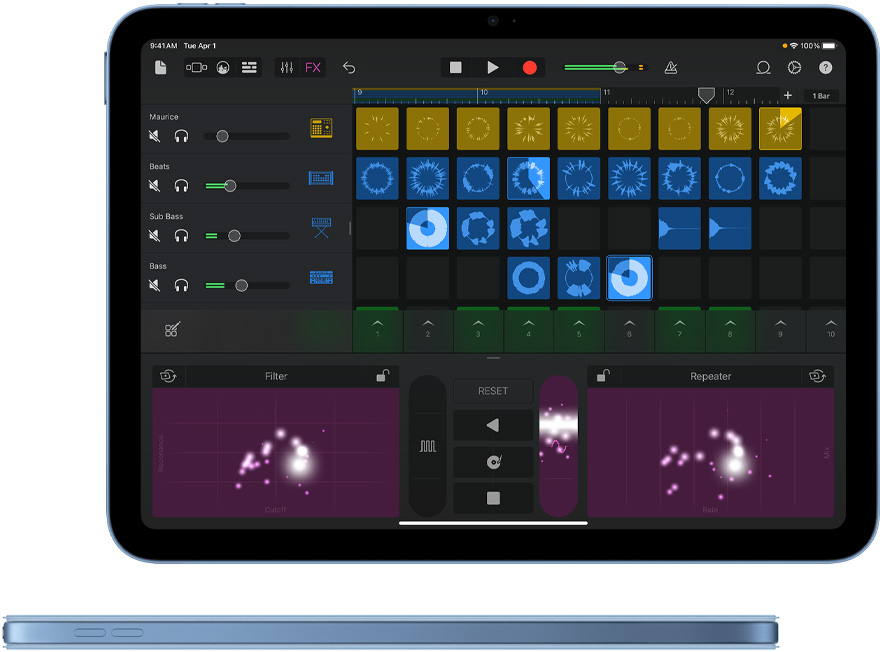 GarageBand auf dem iPad und Seitenansicht eines iPad in Blau mit passendem Smart Folio Cover