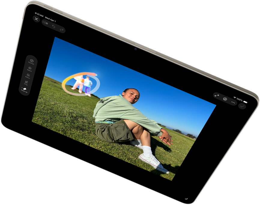 iPad Air in horizontale stand met de Apple Intelligence-tool Ruim Op in de Foto’s-app