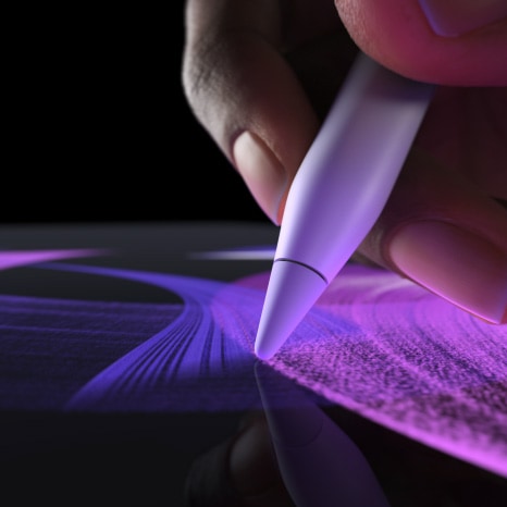 Una persona usa el Apple Pencil Pro en Procreate para crear un trazo de color intenso.