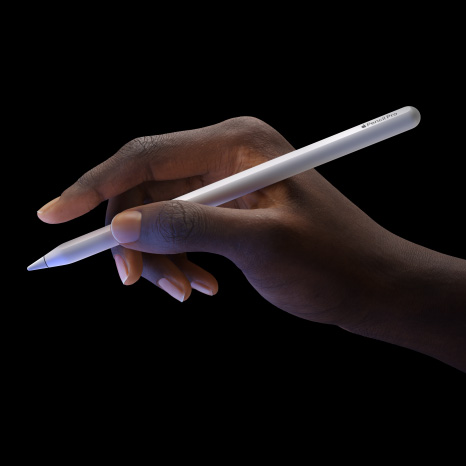 Una mano sostiene un Apple Pencil Pro para mostrar la funcionalidad de doble toque.
