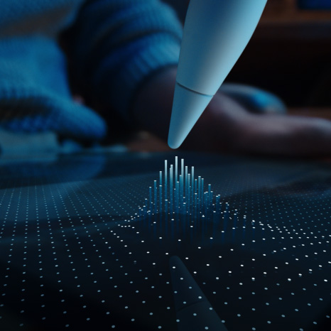 Un Apple Pencil Pro sobre la pantalla de un iPad.