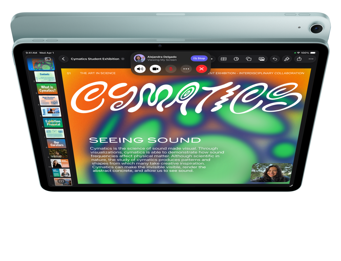 De voorkant van een iPad Air. De gebruiker belt via FaceTime en bekijkt Keynote. Daarachter is de achterkant van een andere iPad Air te zien.