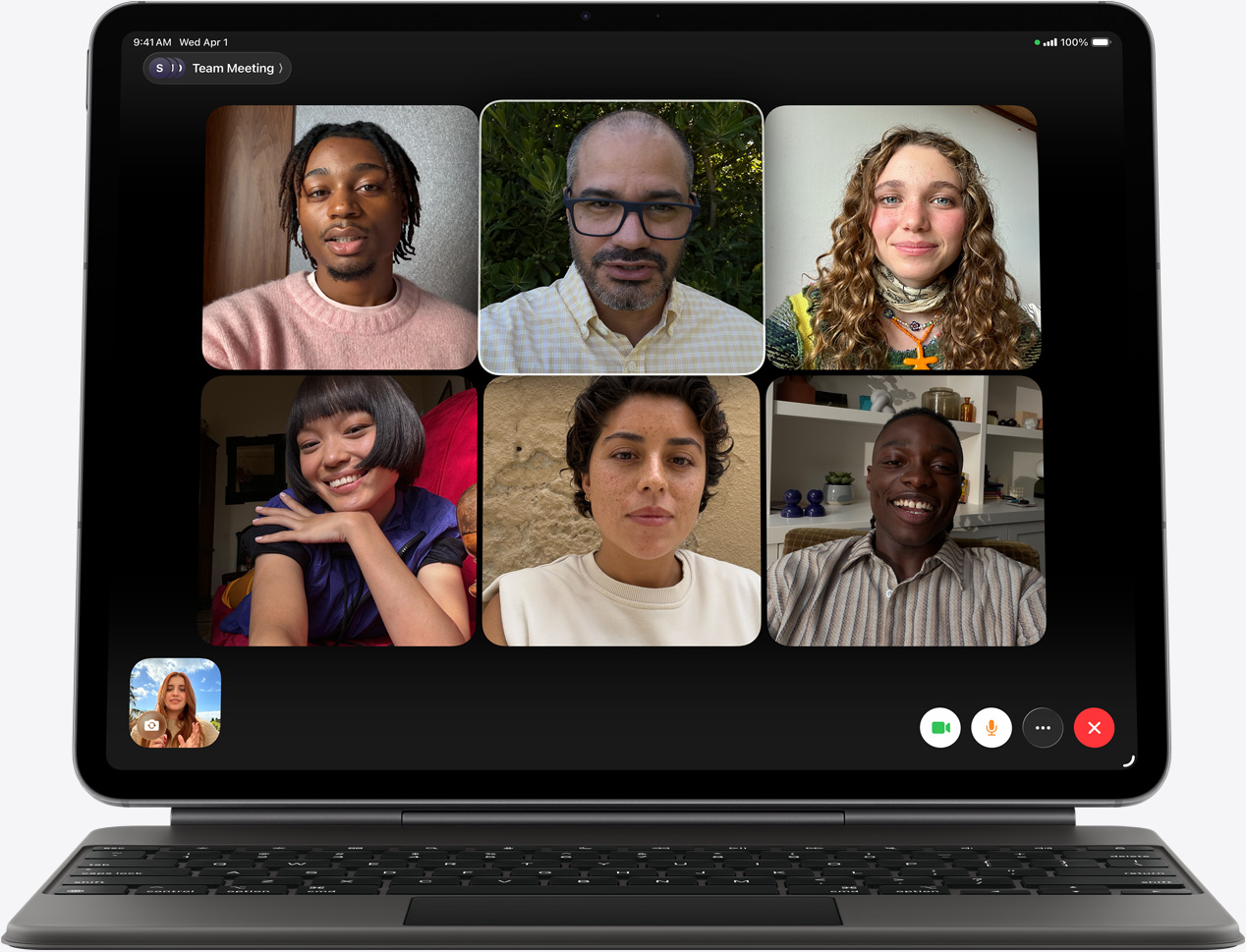 iPad Air, voorkant, Magic Keyboard, kleur zwart, FaceTime-gesprek op het scherm, meerdere deelnemers zichtbaar