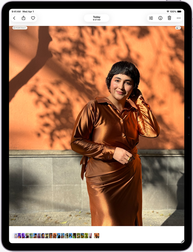 Vooraanzicht van 13‑inch iPad Air met de Foto’s-app, ter demonstratie van het Liquid Retina-display