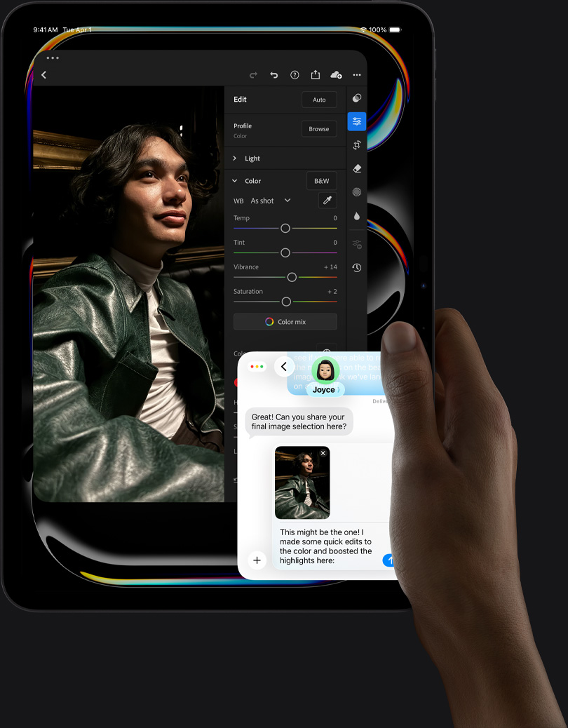 iPad Pro, face avant, orientation portrait, noir sidéral, main droite tenant l’appareil, écran affichant une app de retouche photo avec l’image d’une personne portant une veste en cuir, curseurs et outils de retouche, conversation iMessage entre la personne utilisatrice et une autre personne en train de regarder la photo