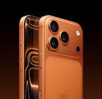 iPhone 17 lavanda mostrato in prospettiva posteriore, sistema a doppia fotocamera Fusion sul pannello in rilievo nella parte superiore, tasto del Controllo fotocamera; e mostrato in prospettiva anteriore, design all-screen, tasto Azione, tasti del volume, tasto laterale