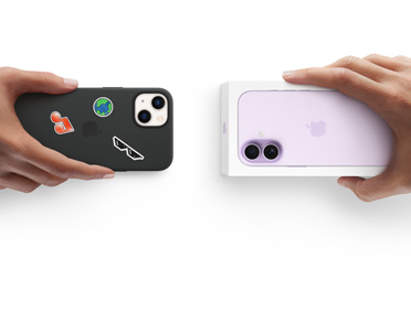 Due mani che si scambiano un iPhone 13 usato con custodia in silicone coperta di adesivi sul retro, e un iPhone 17 nuovo ancora nella sua confezione