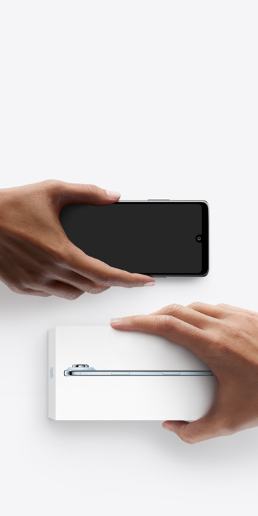 Ruke razmjenjuju telefone, s lijeve strane je Android bez kutije, s desne strane je novi iPhone Air u kutiji