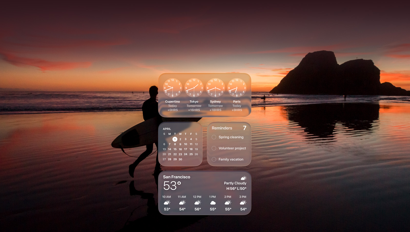 Liquid Glass-versioner af Ur-, Kalender-, Påmindelser- og Vejr-widgets oven på et billede af en surfer, der går på stranden ved solnedgang