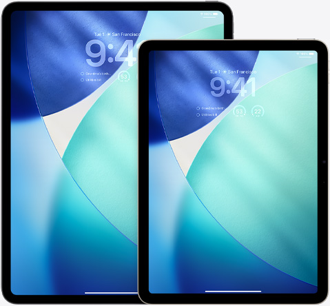 iPad och iPad Air bredvid varandra, iPad Air längst fram överlappar iPad, stående läge, låsskärmen visar klockslaget i halvgenomskinligt Liquid Glass