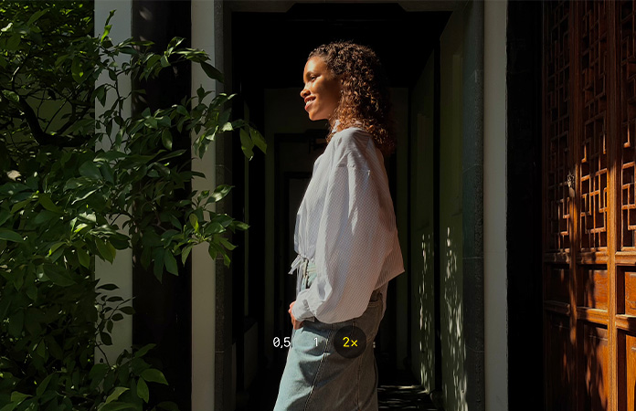 Ảnh của một người phụ nữ được chụp bằng tính năng camera Telephoto 2x